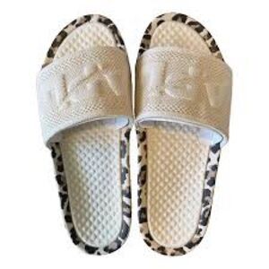 675.661.691.SIZE 5/8 NEW APL Cream Slide Sandals with Leopard-Trim